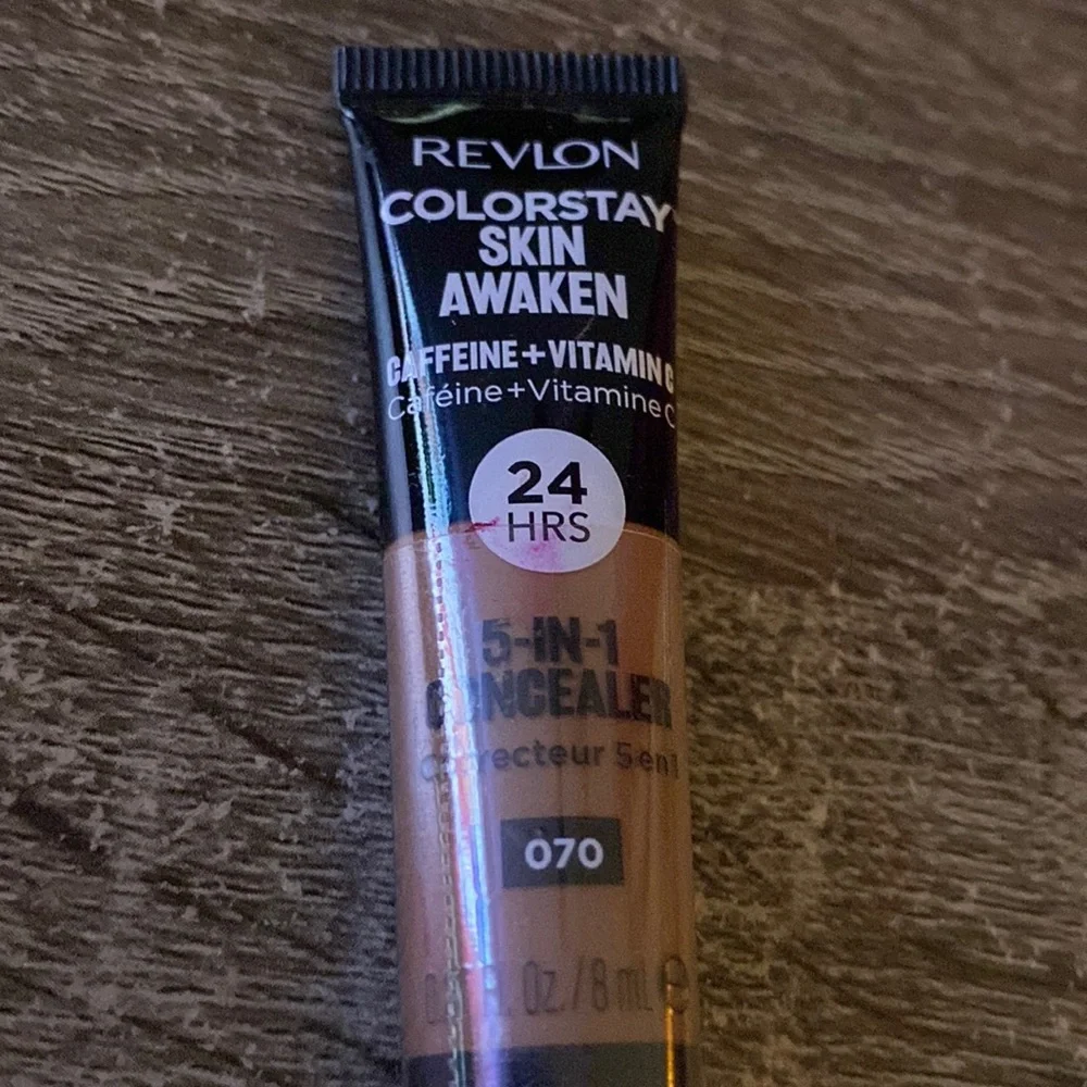 Revlon Color Stay Skin Awaken 5-In-1 Concealer 070 Nutmeg w/ Caffeine Vitamin C